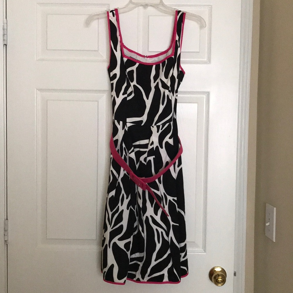 Barely worn Black&White dress with a hint of Pink
